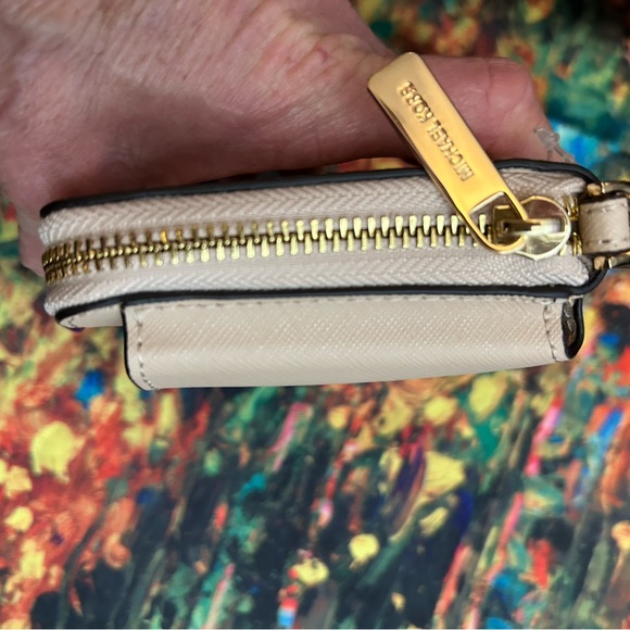 Michael Kors Women's Jet Set Large Flat Multifunction Phone Case - Picture 8 of 9